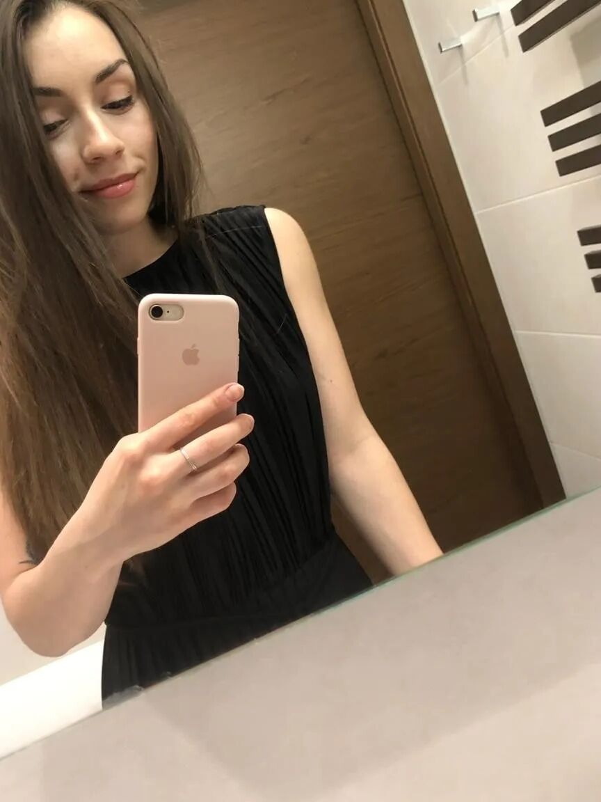 12P Morena sexy se toma selfies desnuda mostrando su gran culo