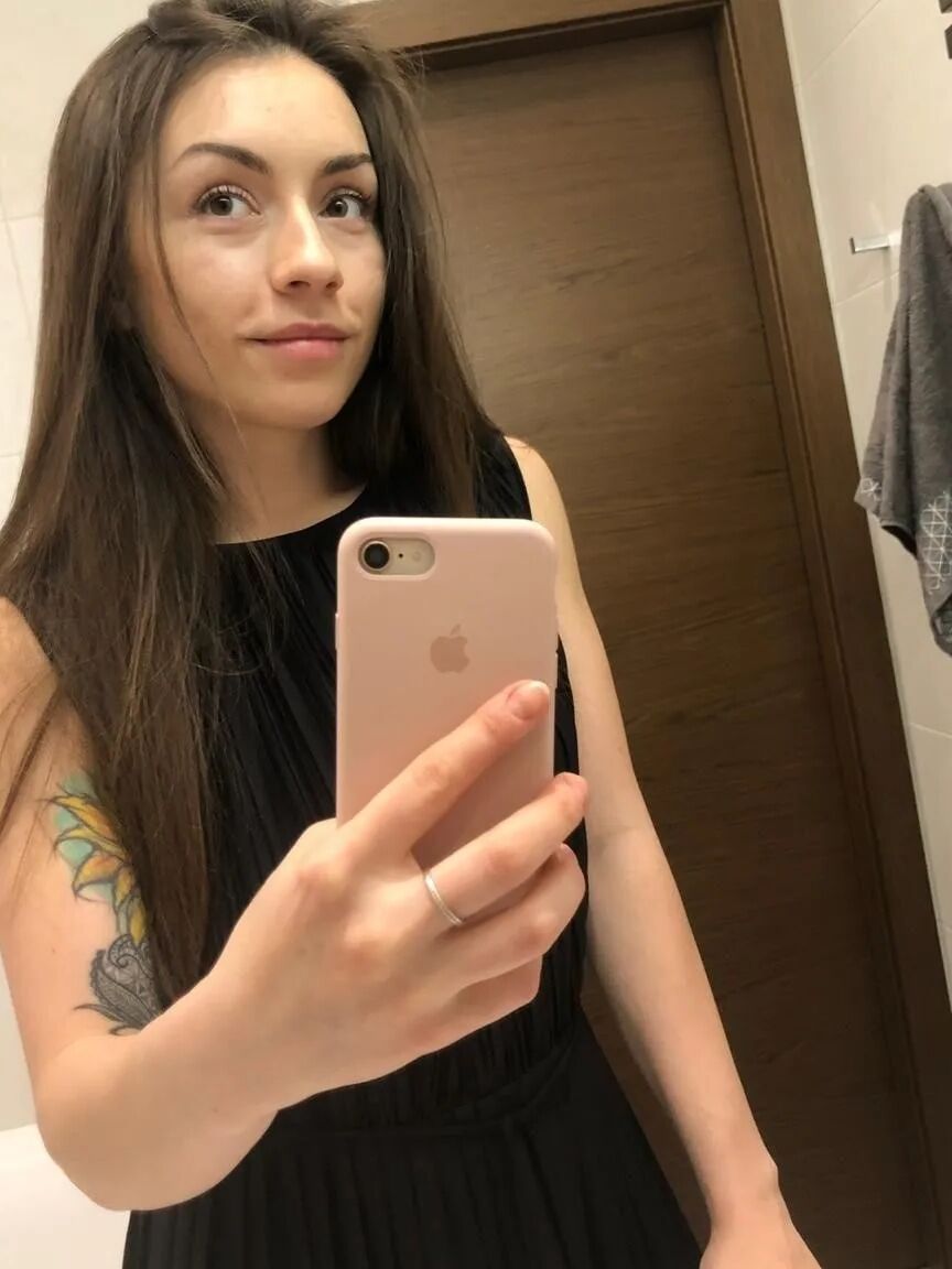 12P Morena sexy se toma selfies desnuda mostrando su gran culo