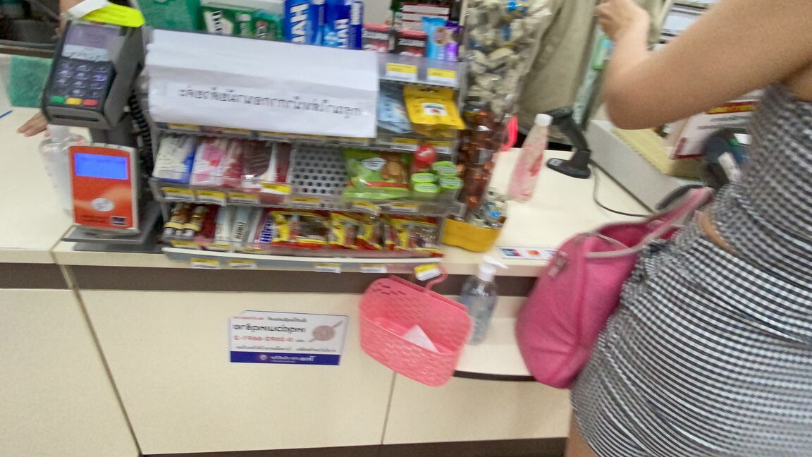 21P Ammy, une MILF asiatique chaude, suce