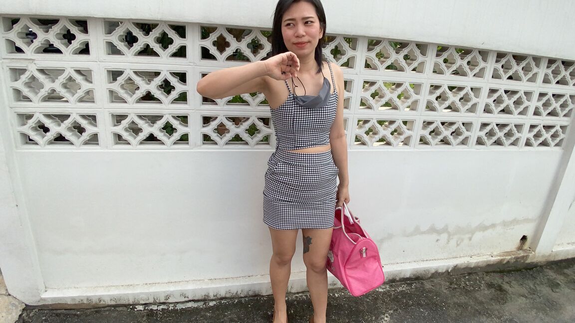 21P Ammy, une MILF asiatique chaude, suce