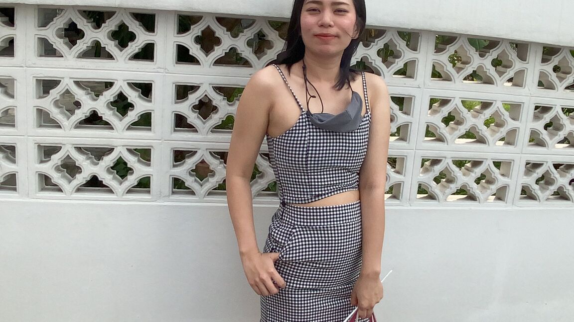 21P Ammy, une MILF asiatique chaude, suce