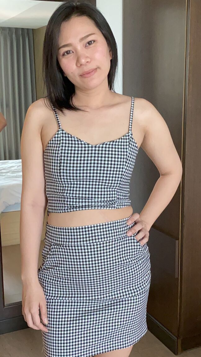 21P Ammy, une MILF asiatique chaude, suce