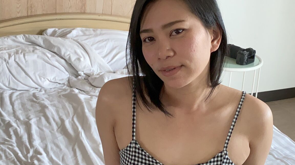 21P Ammy, une MILF asiatique chaude, suce