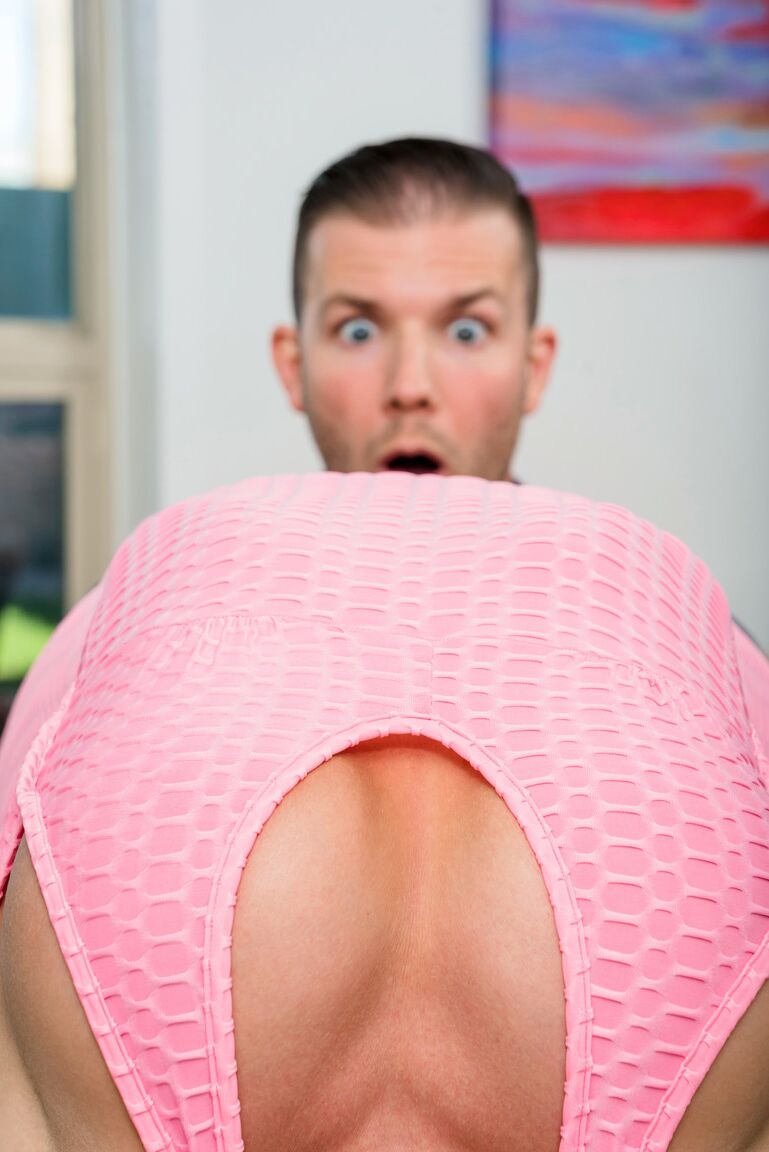 21P Kagney Linn Karter, maman aux gros seins, baise son beau-fils pendant une séance de yoga