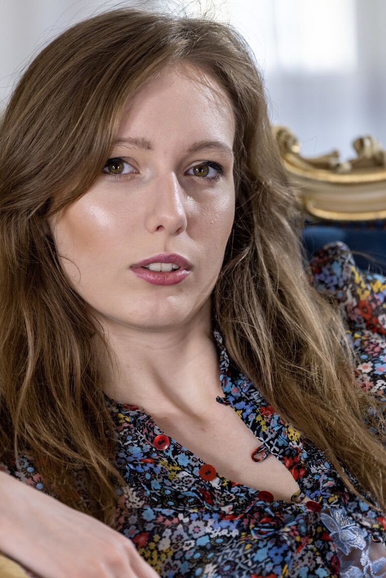21P Sexy Pornostar Gina Snow zeigt nach Hardcore-Sex ihre Sperma triefende Muschi