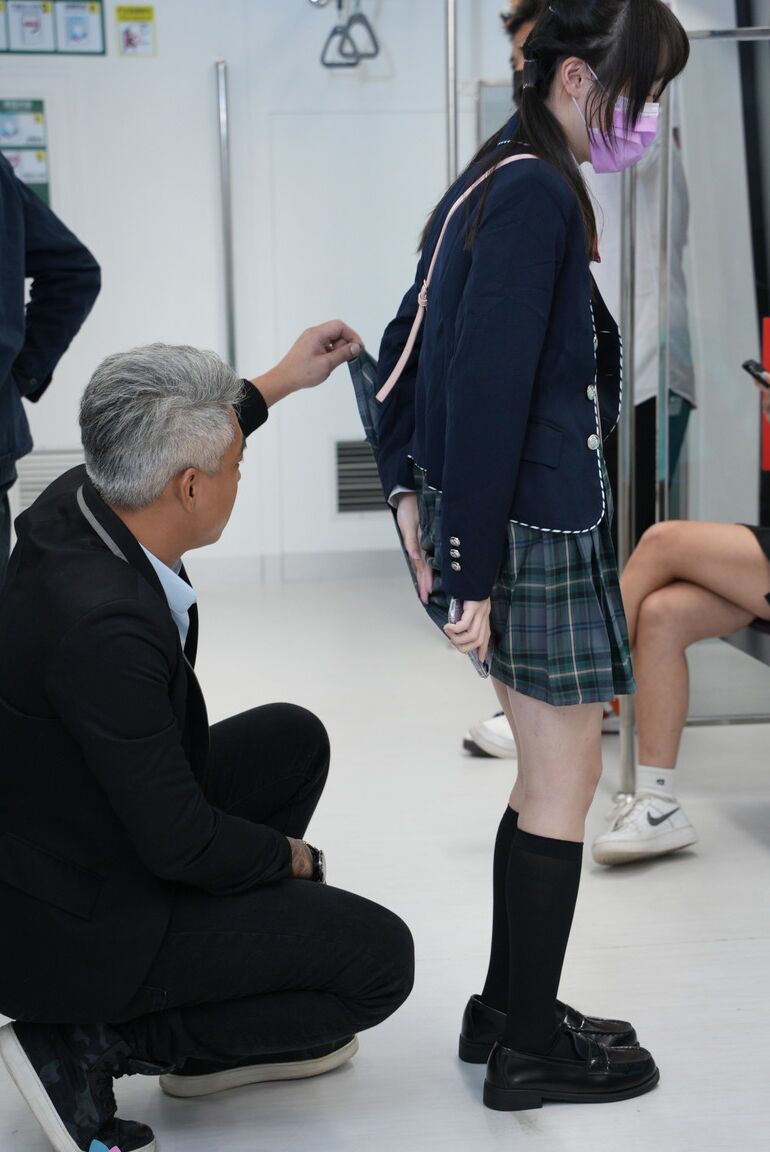 21P La colegiala asiática Yuli tiene sexo a lo perrito con un senior en el tren