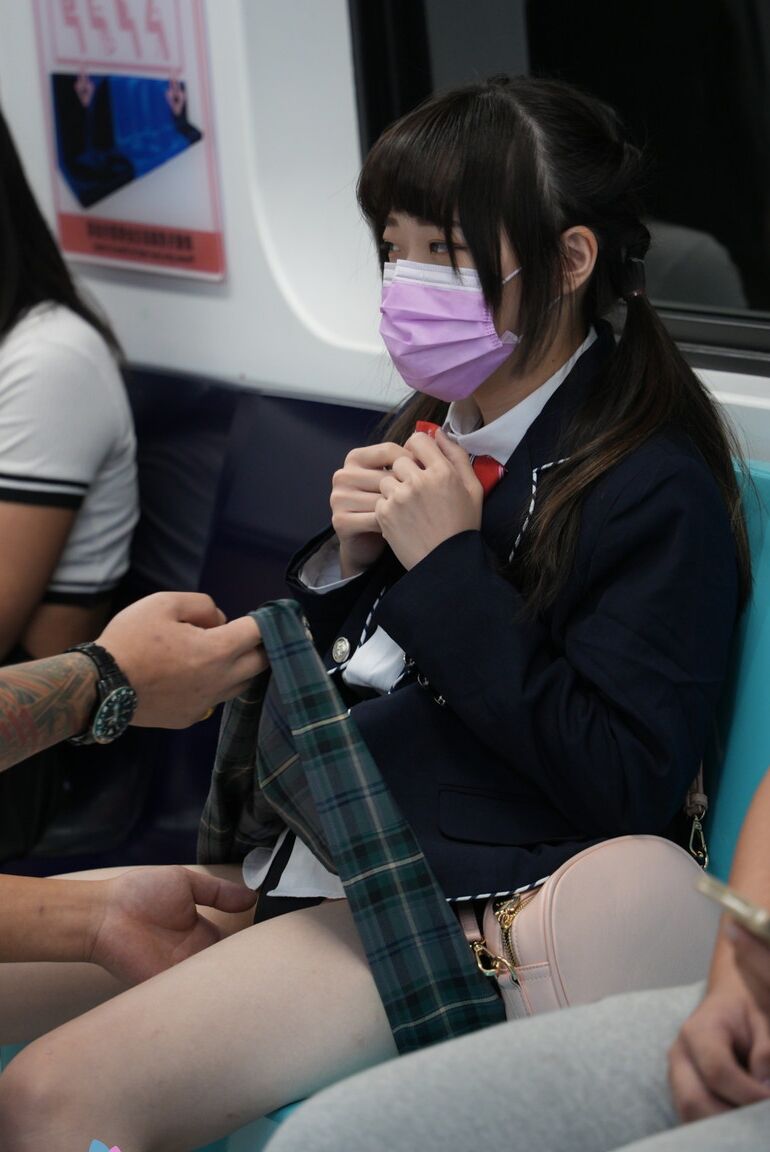 21P La colegiala asiática Yuli tiene sexo a lo perrito con un senior en el tren