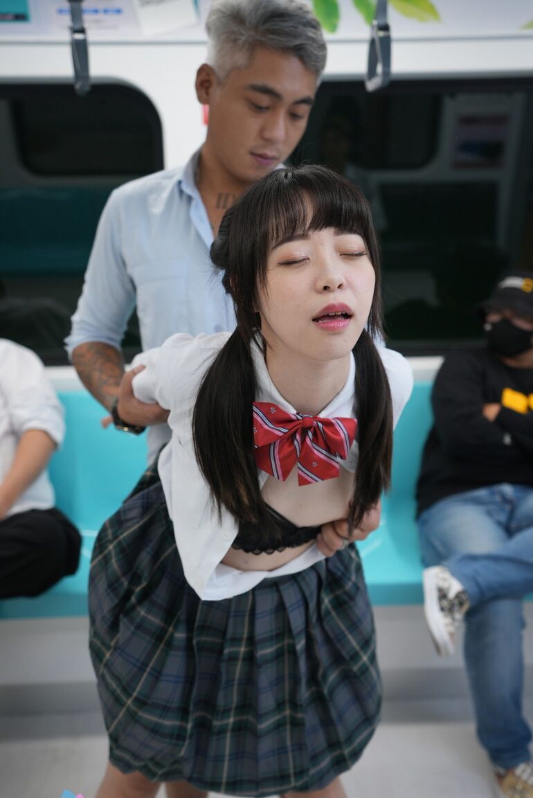 21P La colegiala asiática Yuli tiene sexo a lo perrito con un senior en el tren