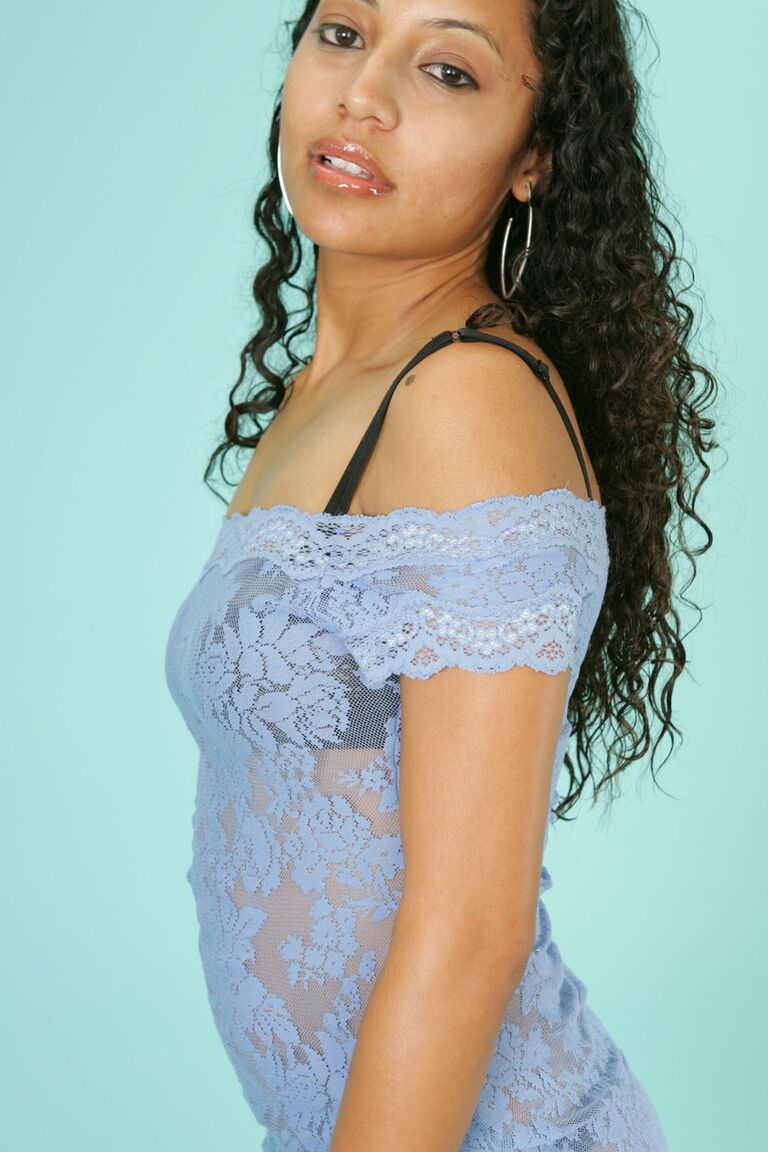 20P Linda mexicana MILF posando com um vestido transparente sexy e lingerie em um solo