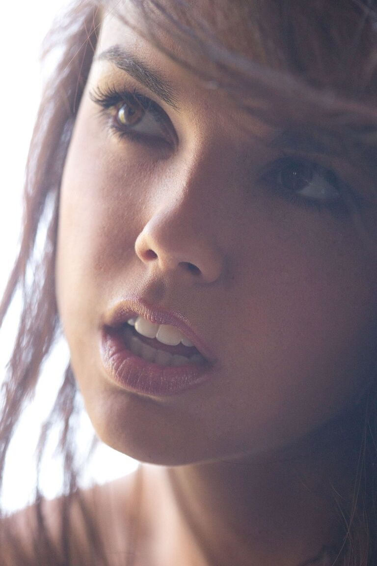 21P A gata magra e sexy Dillion Harper espalha sua doce buceta raspada de perto