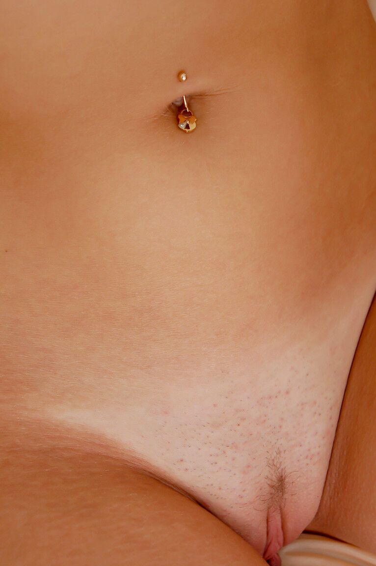 20P La linda adolescente Bella D hace alarde de sus pequeñas tetas y su pequeño culo en un show individual