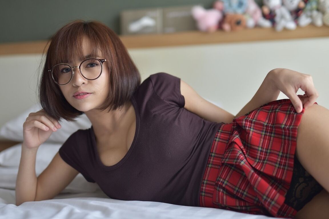20P Linda adolescente asiática exibindo sua bunda gostosa vestindo uma minissaia e calcinha