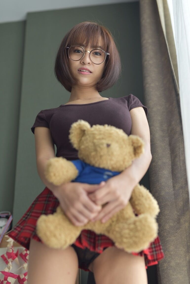 20P Linda adolescente asiática exibindo sua bunda gostosa vestindo uma minissaia e calcinha