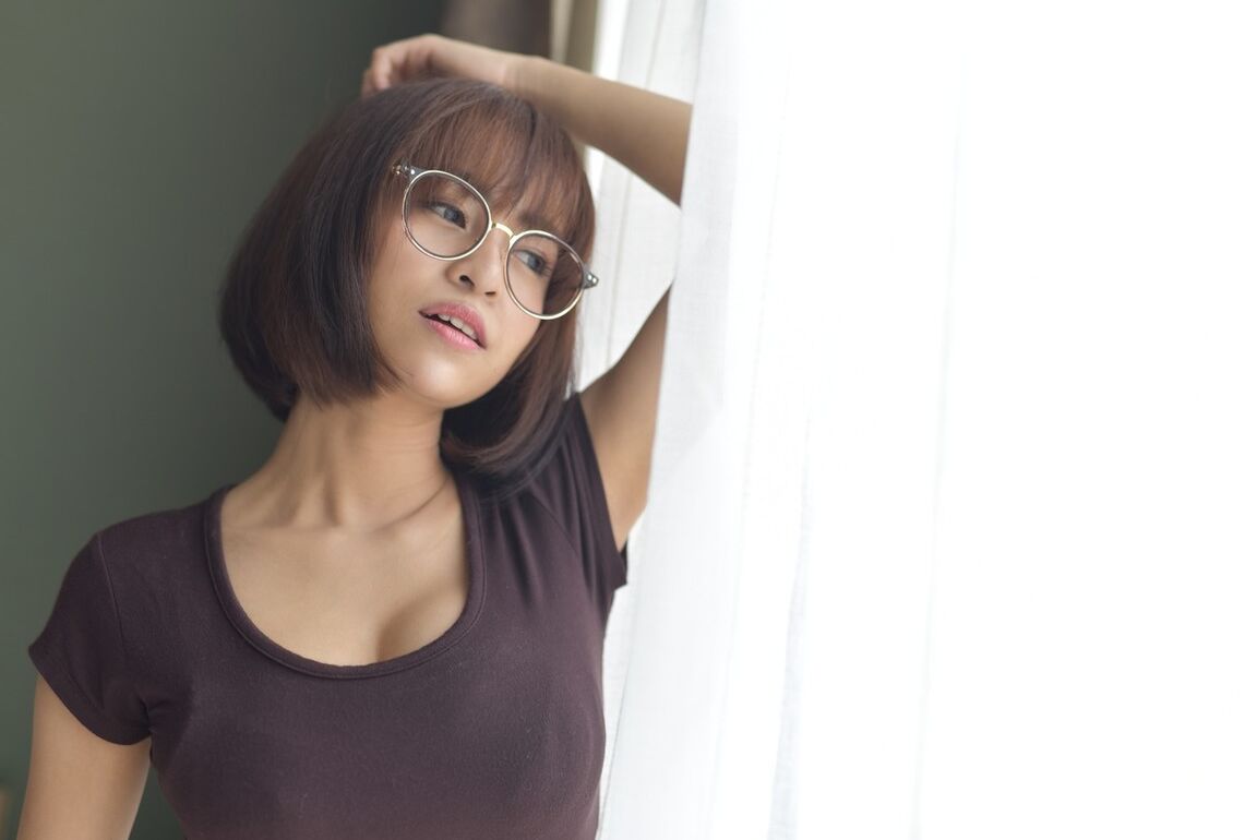 20P Linda adolescente asiática exibindo sua bunda gostosa vestindo uma minissaia e calcinha