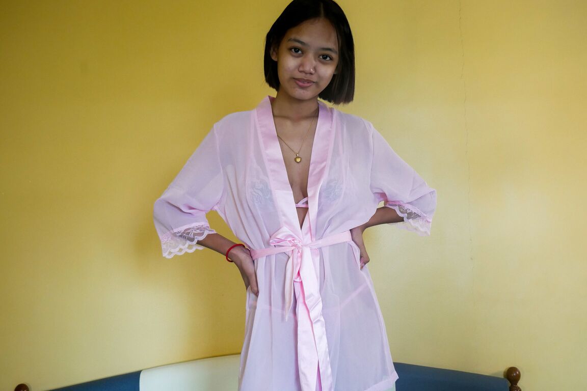 21P La jeune asiatique brune Gabriella Fuentes expose ses gros tétons et ses seins en solo