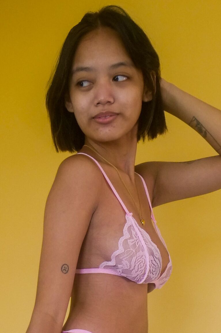 21P La jeune asiatique brune Gabriella Fuentes expose ses gros tétons et ses seins en solo