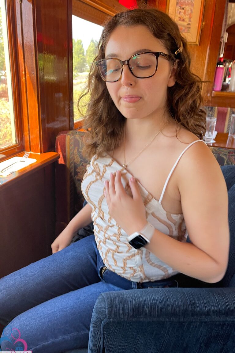 21P La nerd estadounidense Leana Lovings muestra sus pies calientes, su gran culo y su lindo coño