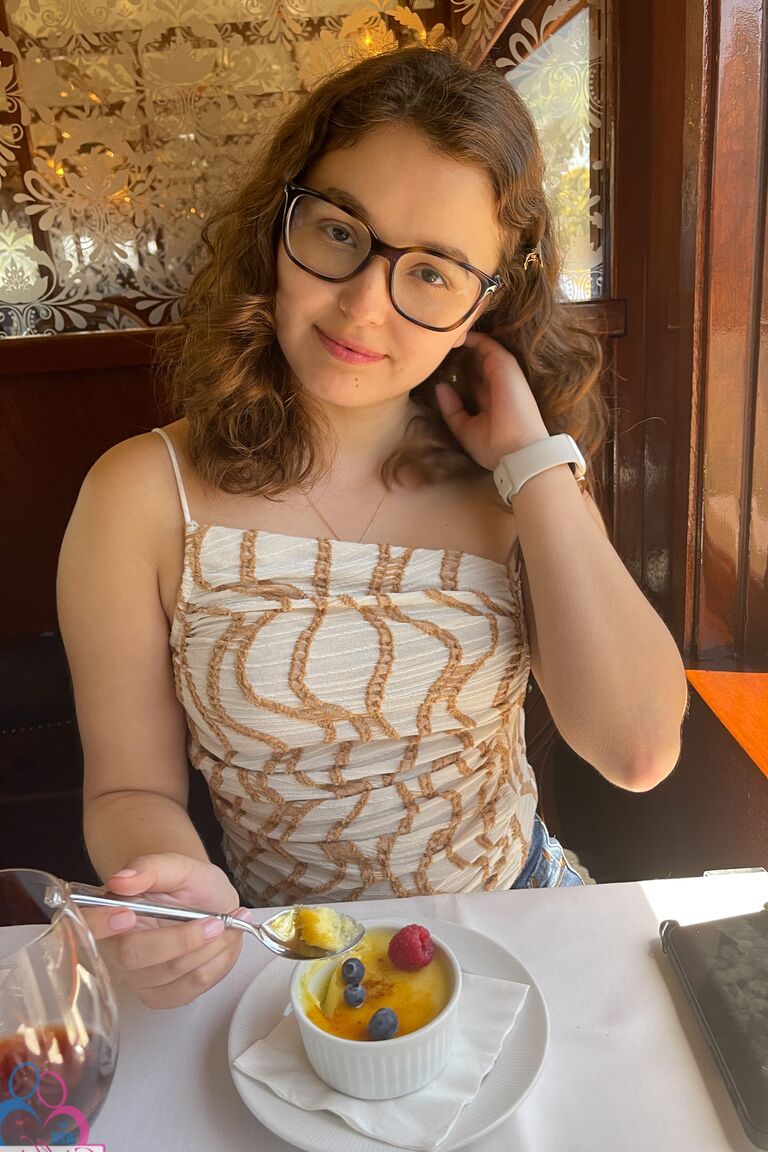 21P La nerd estadounidense Leana Lovings muestra sus pies calientes, su gran culo y su lindo coño