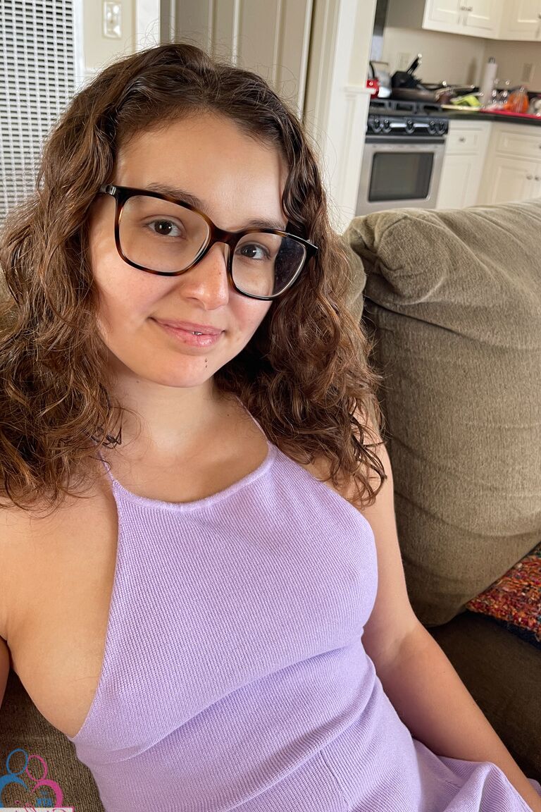 21P La nerd estadounidense Leana Lovings muestra sus pies calientes, su gran culo y su lindo coño