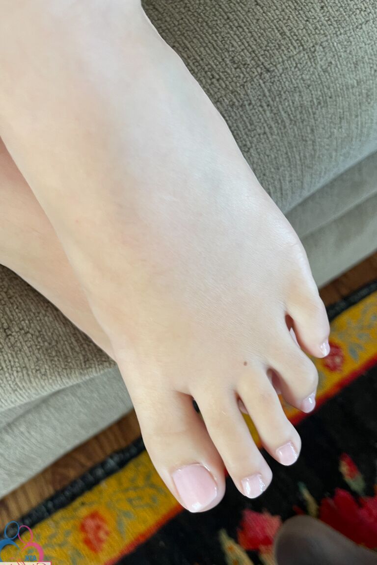 21P La nerd estadounidense Leana Lovings muestra sus pies calientes, su gran culo y su lindo coño
