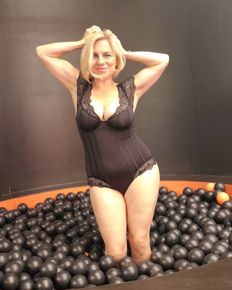 16P Luscious MILF amador provocando suas curvas em sua compilação pessoal