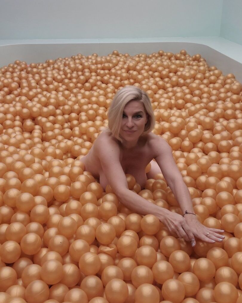 16P Luscious MILF amador provocando suas curvas em sua compilação pessoal