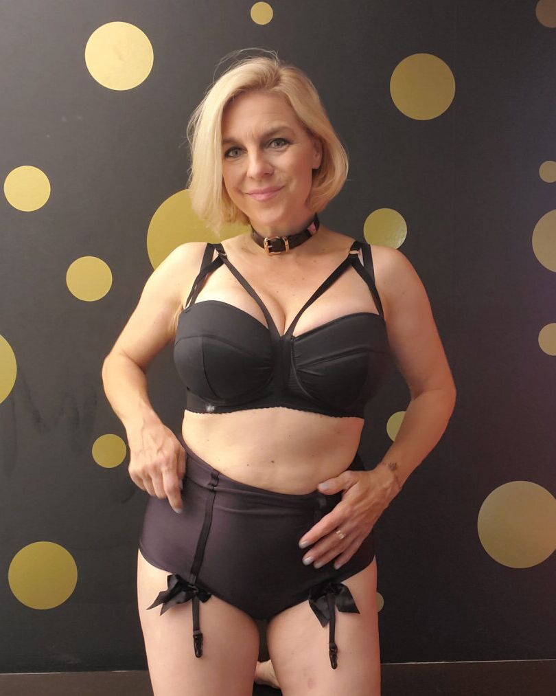 16P Luscious MILF amador provocando suas curvas em sua compilação pessoal