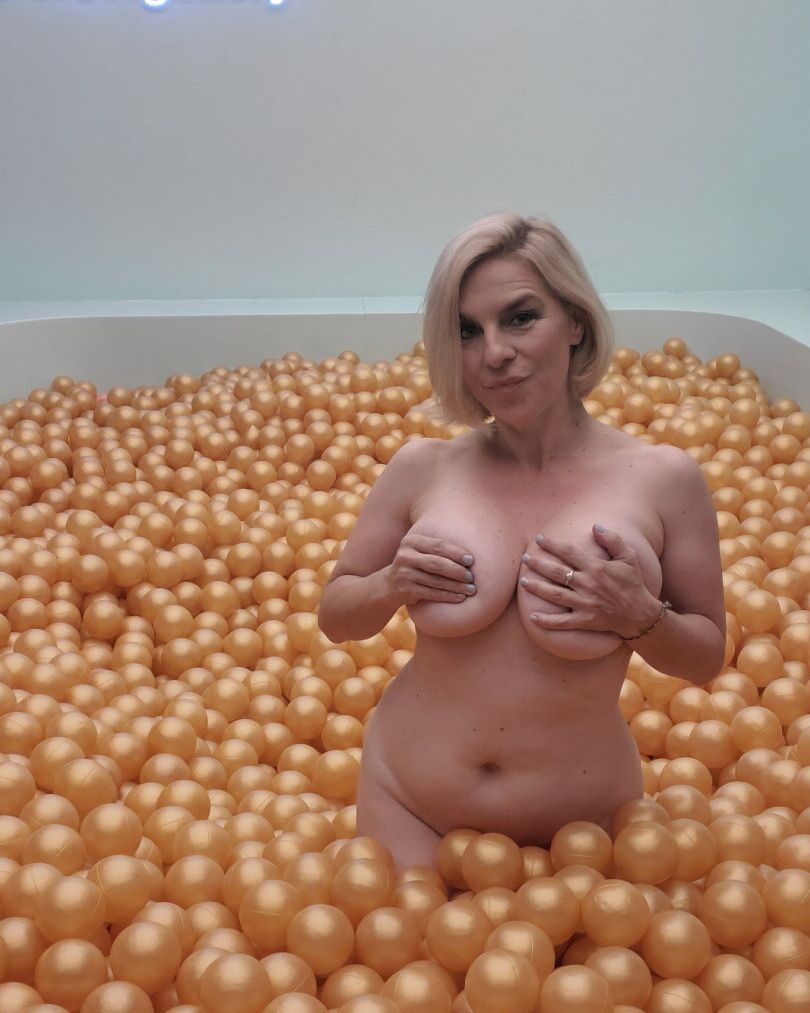 16P Luscious MILF amador provocando suas curvas em sua compilação pessoal