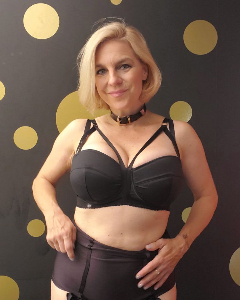 16P Luscious MILF amador provocando suas curvas em sua compilação pessoal