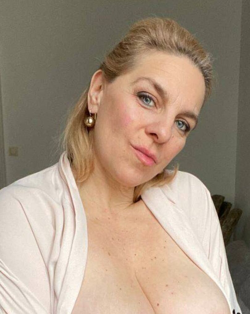 16P Linda amadora madura mostra suas curvas gostosas enquanto toma um café da manhã