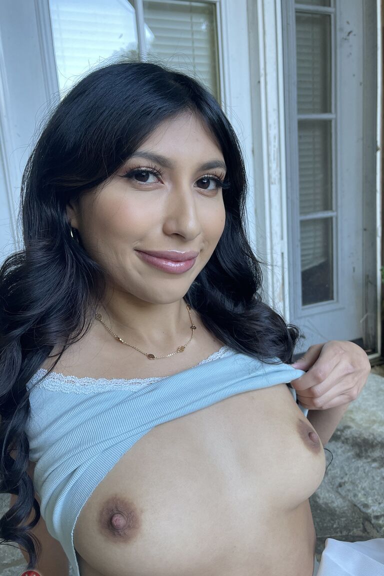 21P La sexy morena Penelope Woods abre su atractivo coño afeitado de cerca