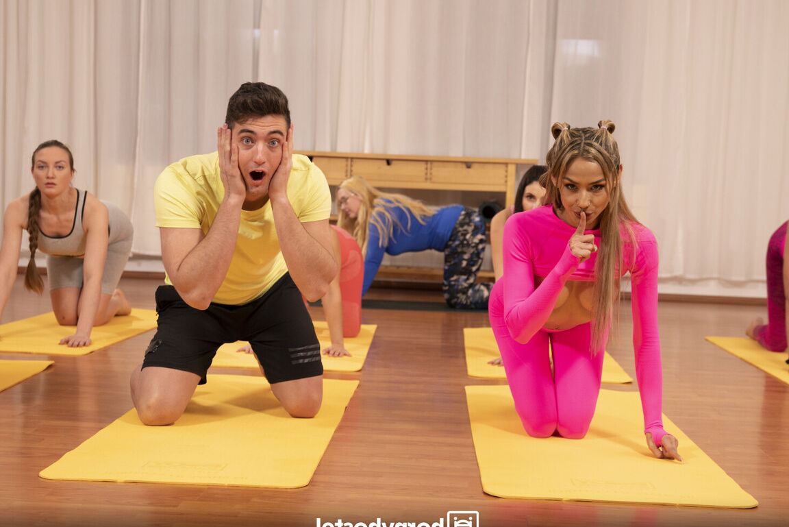21P Süße Blondine wird von ihrem Yogalehrer vor den Augen ihrer Freundinnen in den Arsch gefickt