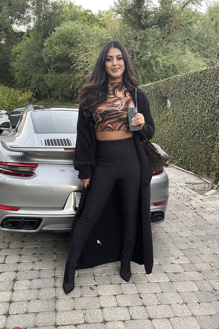 20P Linda gata amadora Sophia Leone deixa sair seus lindos peitos grandes e bunda grande