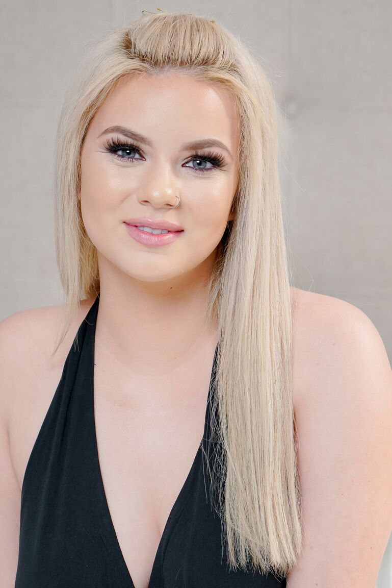 21P Chubby bombshell Heather Honey gosta de sexo hardcore depois de lamber uma buceta
