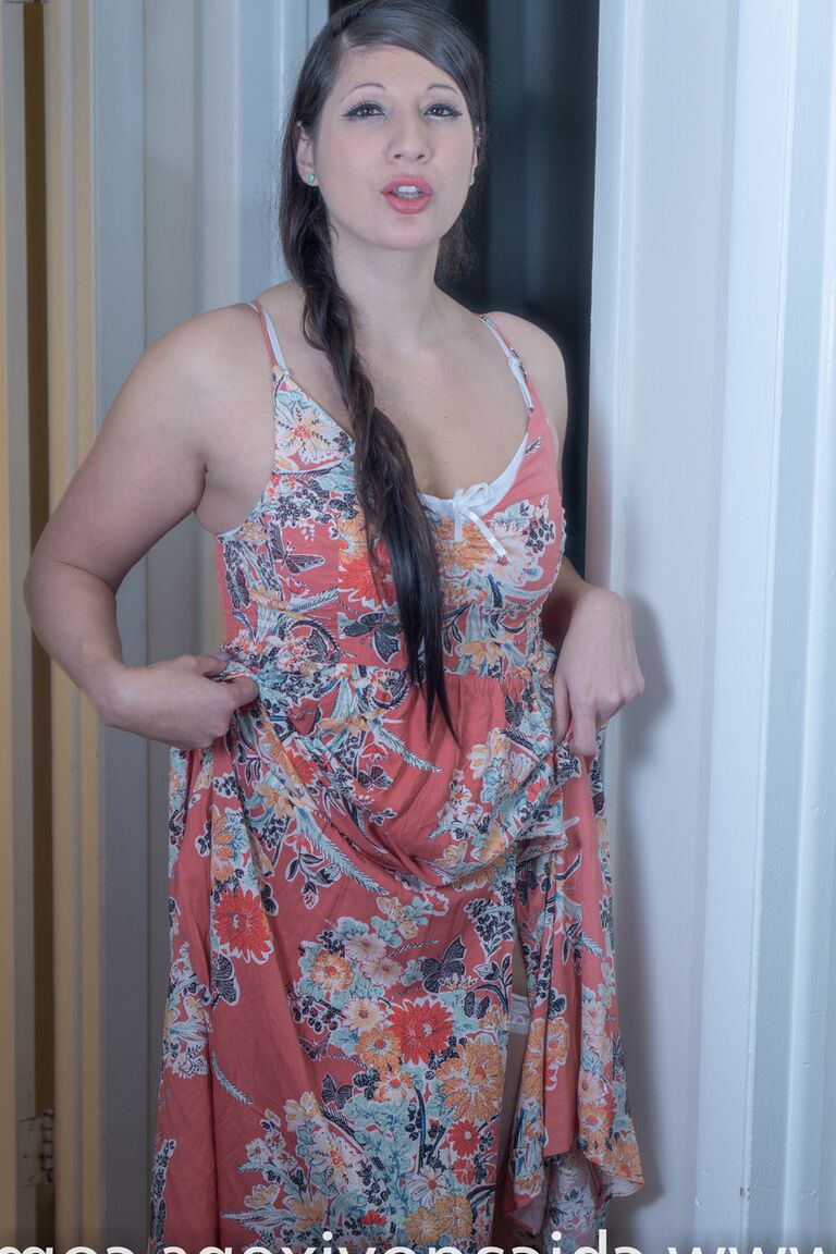 20P Superbe brune montre son gros cul dans une robe et des bas sexy