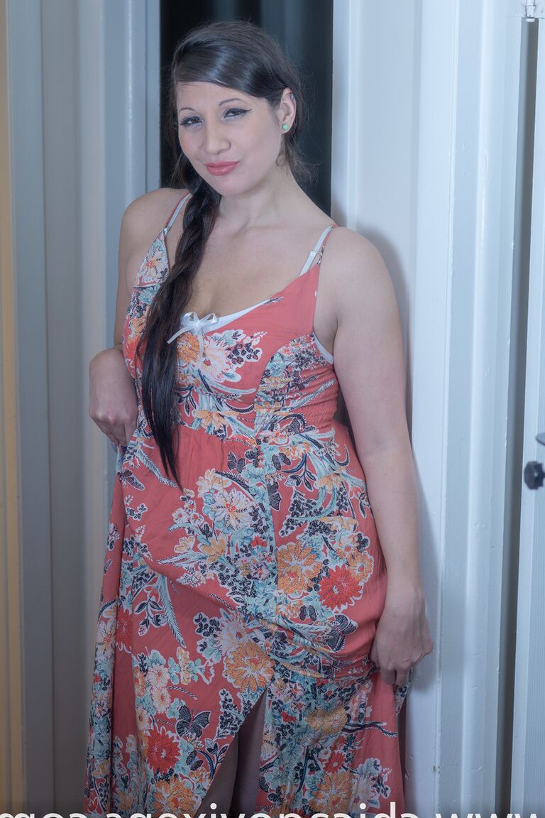 20P Superbe brune montre son gros cul dans une robe et des bas sexy