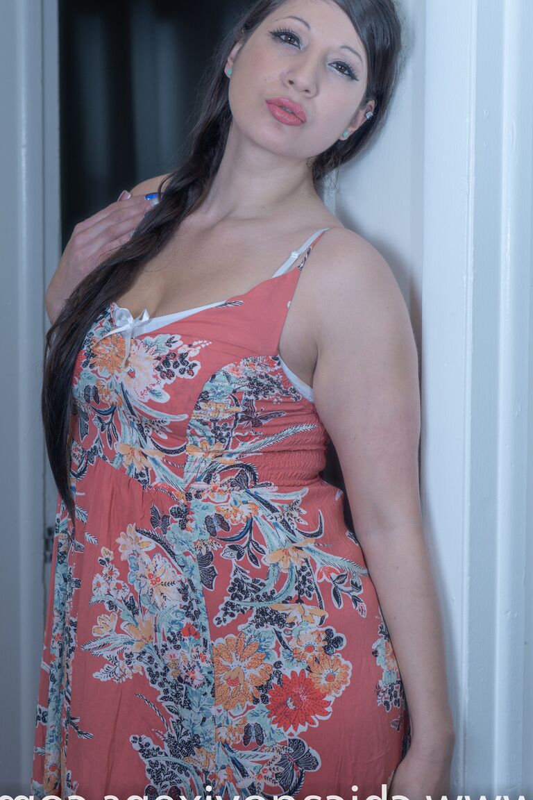 20P Superbe brune montre son gros cul dans une robe et des bas sexy