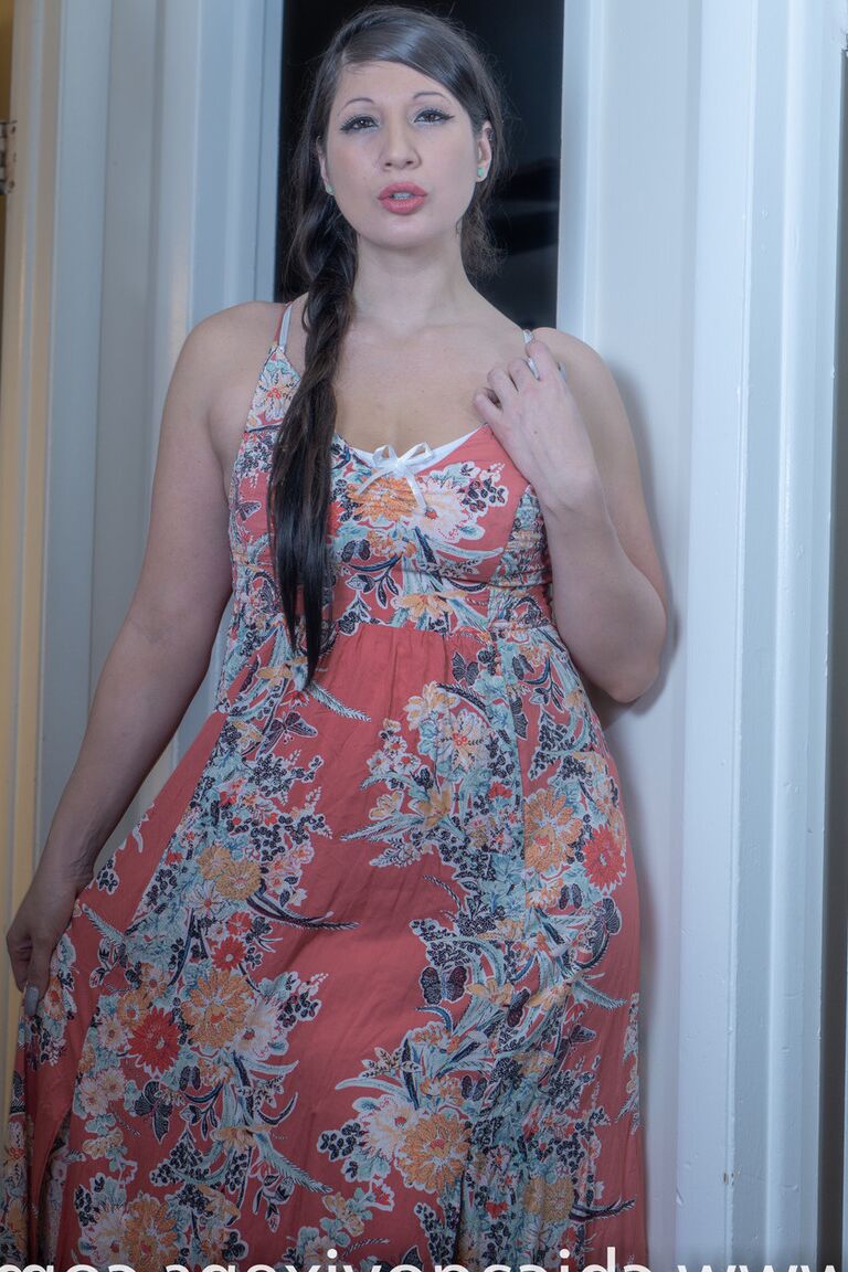 20P Superbe brune montre son gros cul dans une robe et des bas sexy