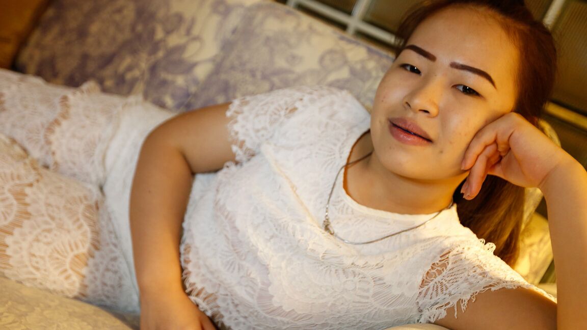 21P Short Asian Mouy fickt in Missionars- und Doggysex-Stellungen im POV