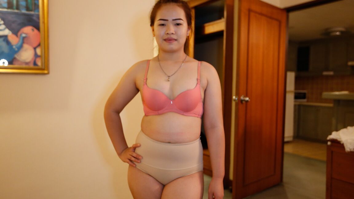 21P Short Asian Mouy fickt in Missionars- und Doggysex-Stellungen im POV