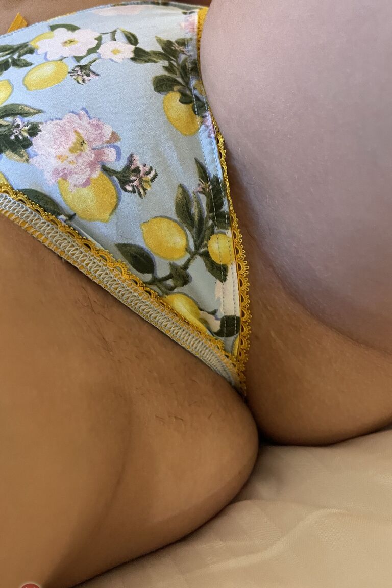 20P La nerd amateur Leana Lovings expone sus grandes tetas y sus agujeros calientes