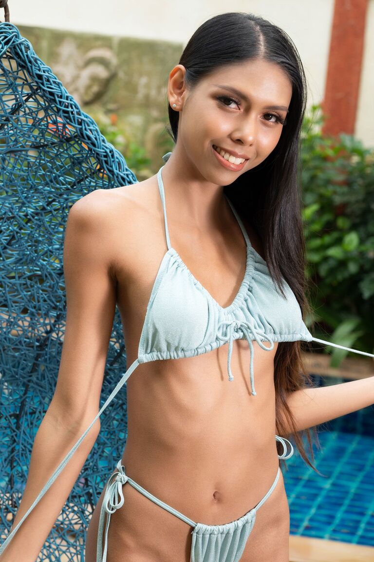 21P Allie Asia, une thaïlandaise maigre, enlève son bikini et pose nue en plein air.