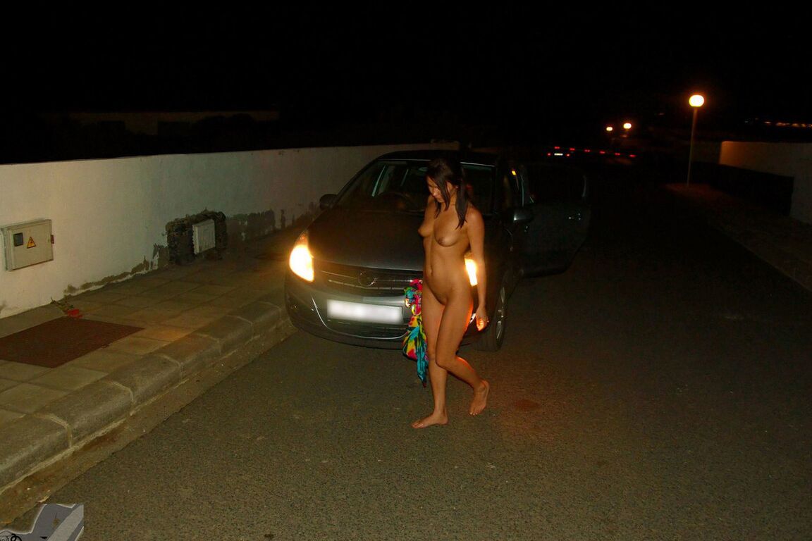 21P A morena Agnes posando descaradamente nua em sua compilação