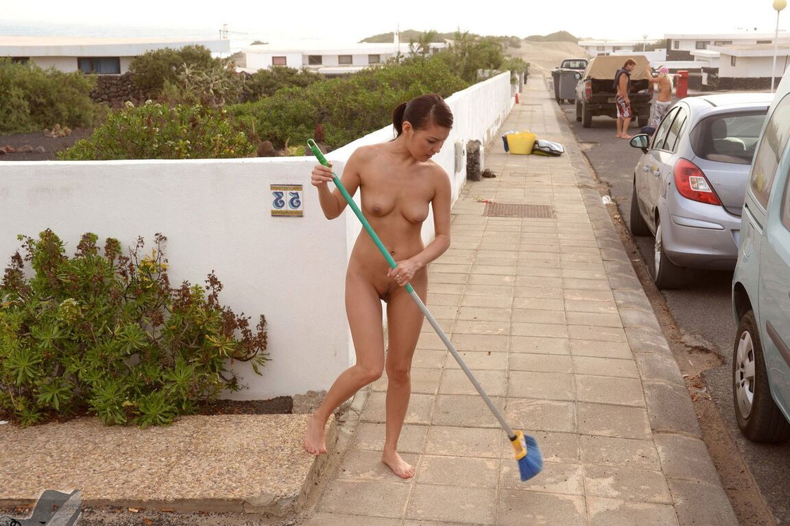 21P A morena Agnes posando descaradamente nua em sua compilação