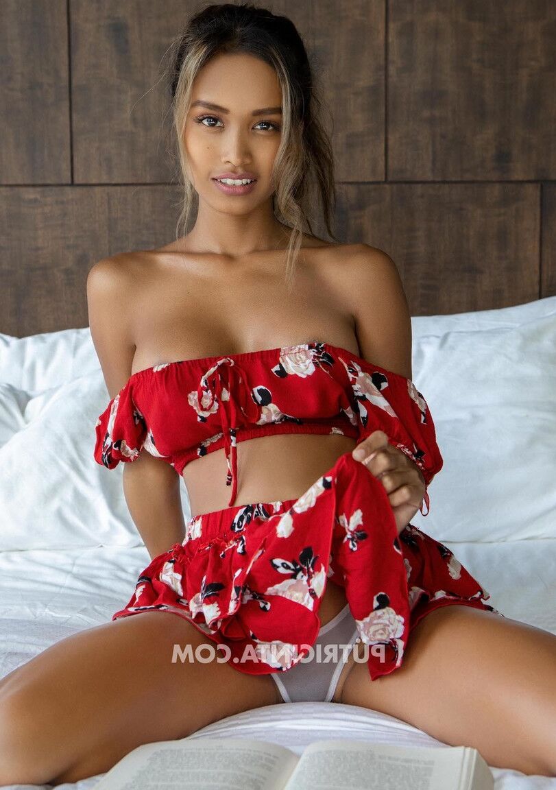 20P Gata atraente mostra seu corpo pequeno em uma roupa sexy e nua