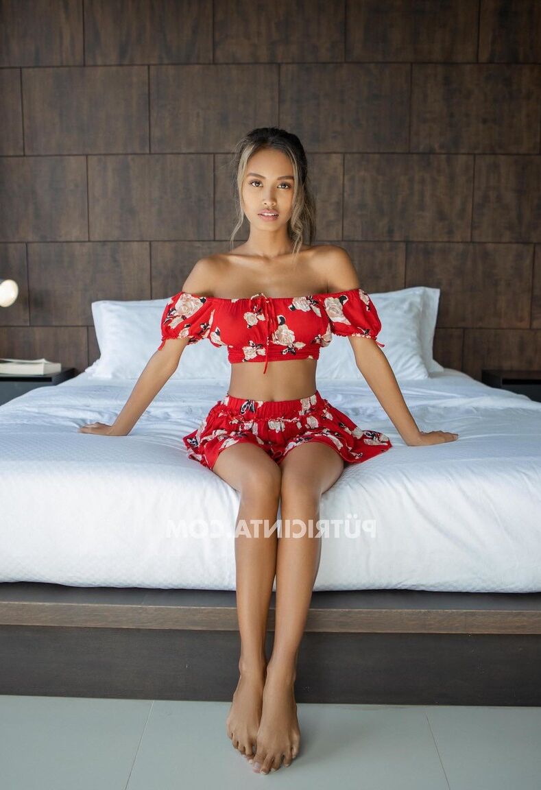 20P Gata atraente mostra seu corpo pequeno em uma roupa sexy e nua