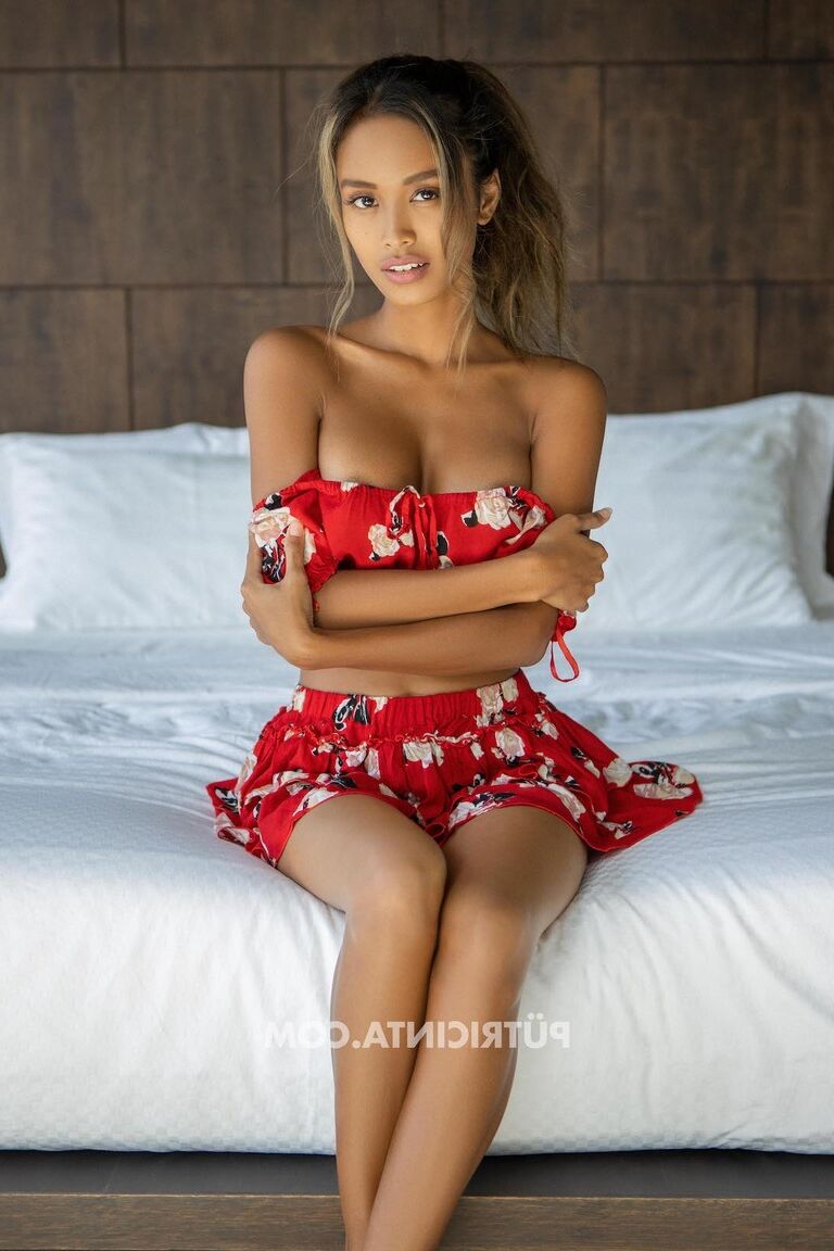 20P Gata atraente mostra seu corpo pequeno em uma roupa sexy e nua