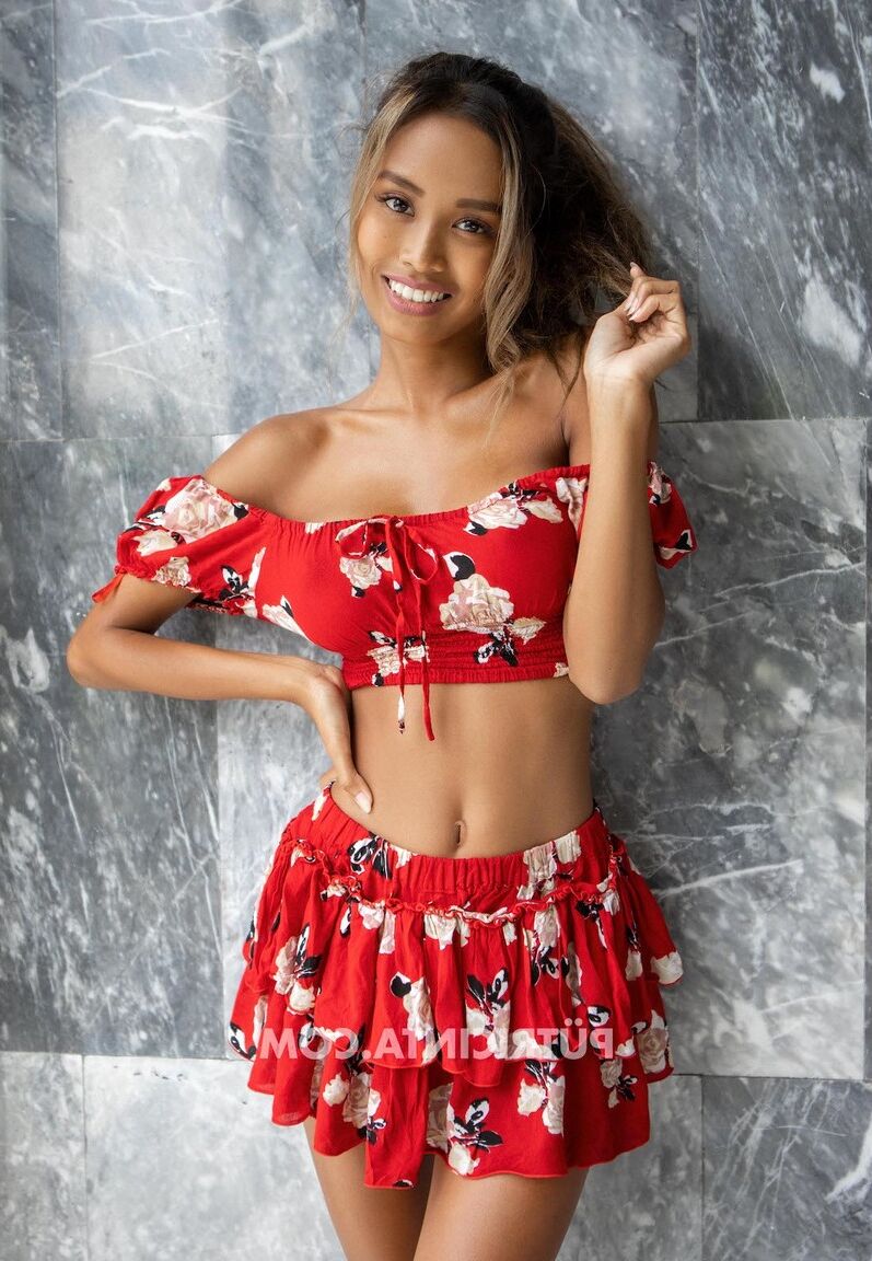20P Gata atraente mostra seu corpo pequeno em uma roupa sexy e nua