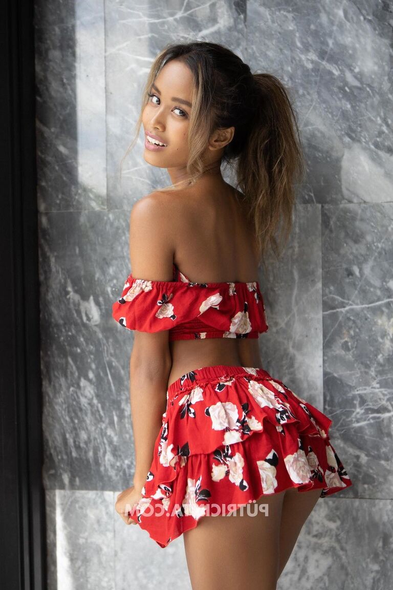 20P Gata atraente mostra seu corpo pequeno em uma roupa sexy e nua