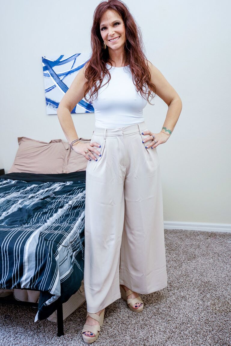 20P MILF gostosa e curvilínea Syren De Mer gosta de sexo anal hardcore com seu enteado